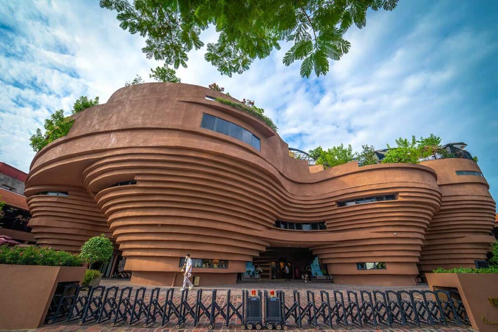 Moderne buitenkant van het Bat Trang Pottery Museum in het keramiekdorp Bat Trang bij Hanoi