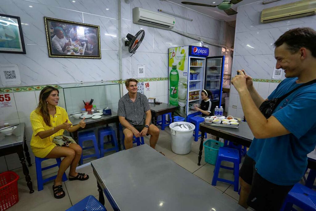 Binnenkant van Bún Chả Hương Liên in Hanoi, bekend als het Obama-restaurant, waar bezoekers bun cha eten op lage krukjes