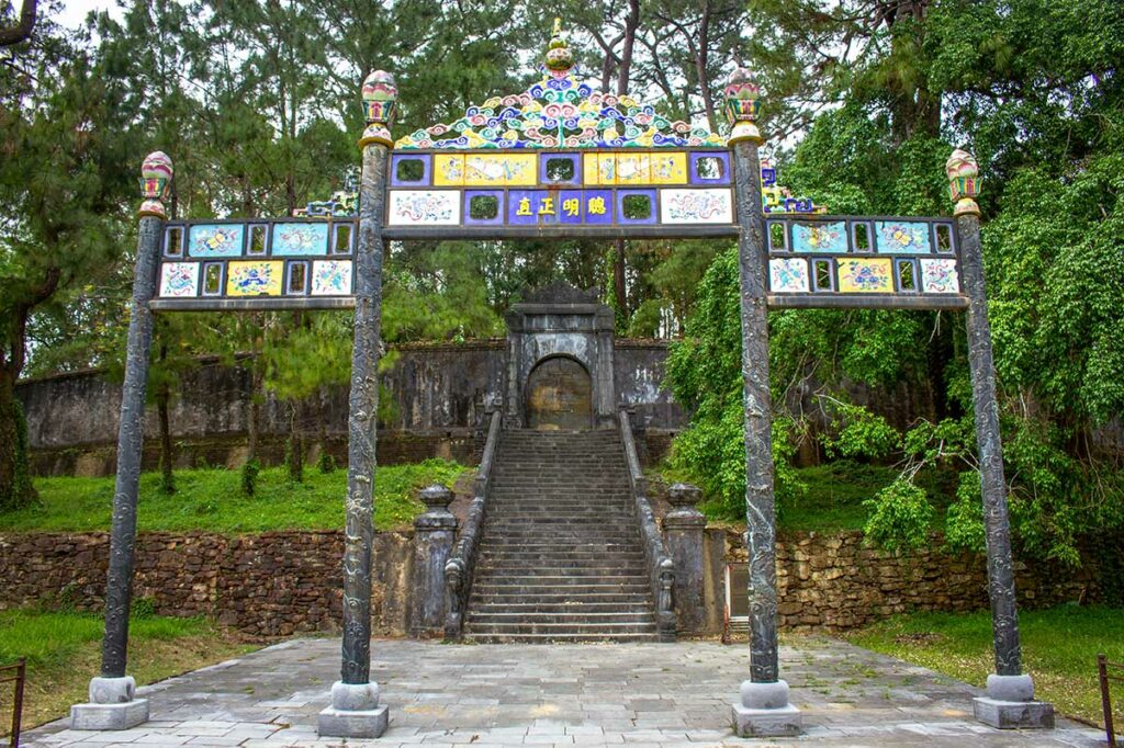 De Buu Thanh-grafzone van de tombe van keizer Minh Mang, met de laatste poort en trap richting het afgesloten grafgebied op de heuvel.