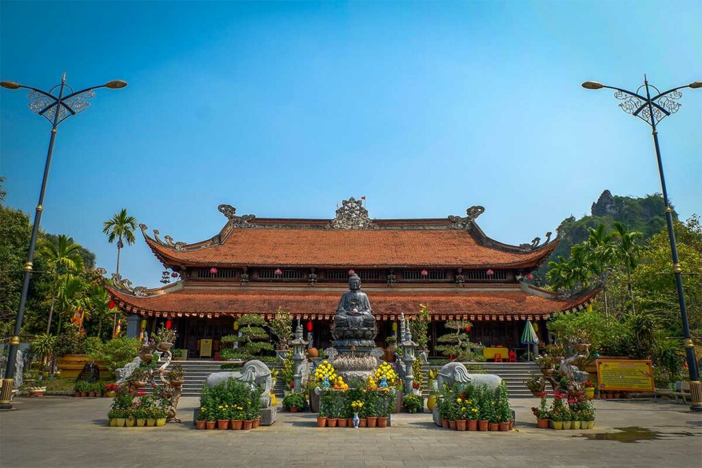 Hang Pagoda bij Thai Nguyen met tempelgebouw, Boeddhabeeld en binnenplaats omringd door groen