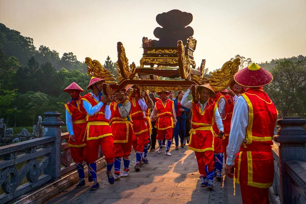 Ceremoniële rituelen bij het Hung Kings Temple Complex tijdens het jaarlijkse Hung Kings Festival in Phu Tho.