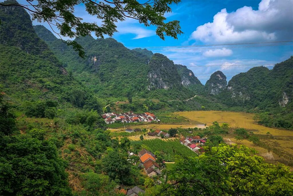 Uitzicht over Chi Lang Pass in Lang Son met groene kalkstenen bergen en een kronkelende bergweg door het dal