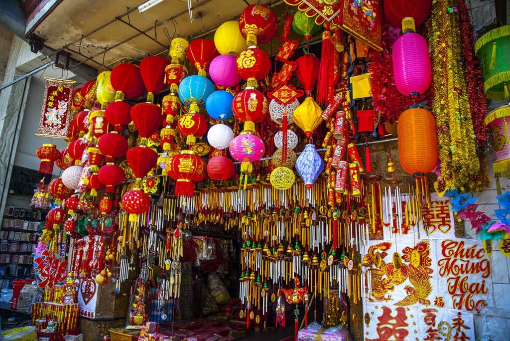 Winkel bij Binh Tay Market met Chinese decoraties, lantaarns en geluksornamenten, kenmerkend voor Chinatown in Ho Chi Minh City.