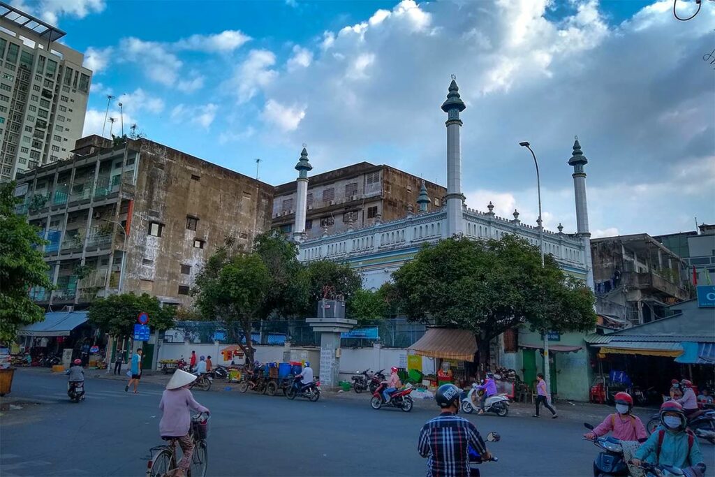 Cholon Mosque in Chinatown in Ho Chi Minh City, gezien vanaf de straat met verkeer en omliggende gebouwen