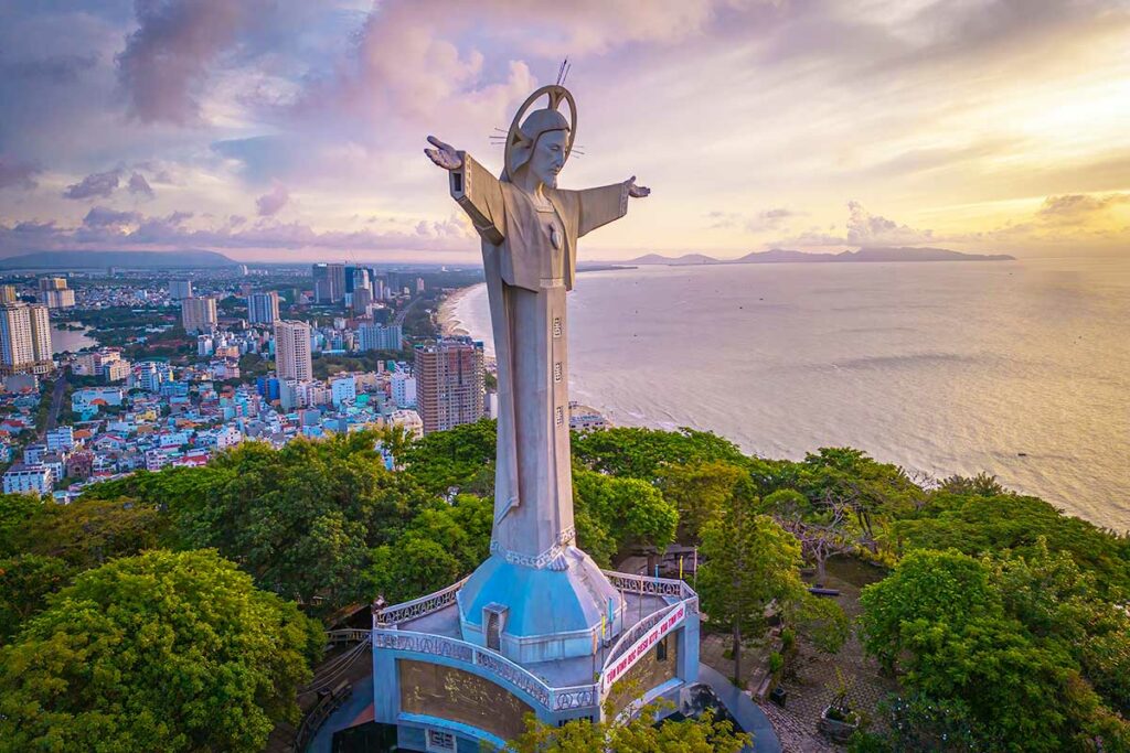 Christusbeeld van Vung Tau boven de stad, met uitzicht over Back Beach en de kustlijn bij zonsondergang
