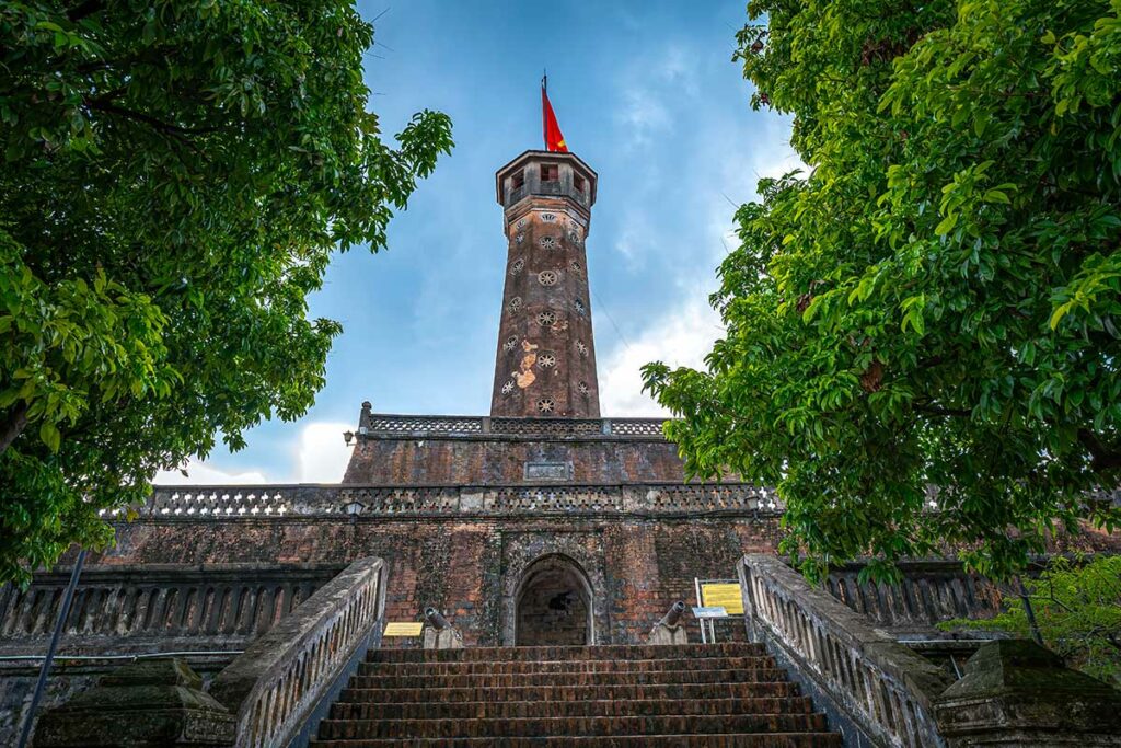 Ky Dai, de vlaggentoren van Hanoi, gelegen in de Imperial Citadel of Thang Long, met bakstenen toren en Vietnamese vlag bovenop.