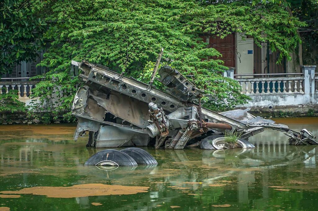 Close-up van de roestige restanten van de B-52-bommenwerper in B-52 Lake (Huu Tiep Lake) in Hanoi