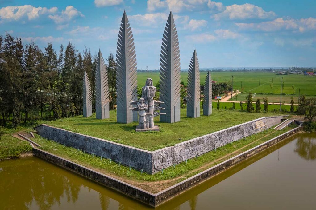 Aspiration for Unification Memorial bij de Hien Luong Bridge, een monument in de DMZ dat de wens tot hereniging van Vietnam verbeeldt.