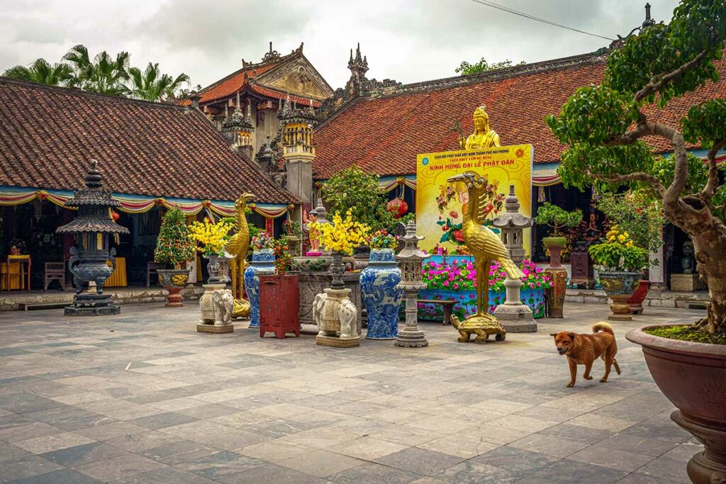 Binnenplaats van Du Hang Pagoda in Hai Phong met boeddhistische beelden, altaren en traditionele architectuur