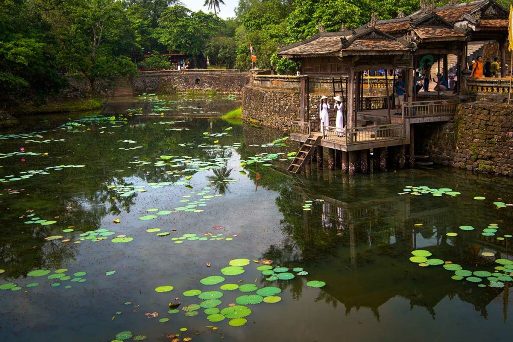 Du Khiem-paviljoen met aanlegsteiger aan het meer van de tombe van keizer Tu Duc, gebruikt door de keizer voor boottochten en rustmomenten.