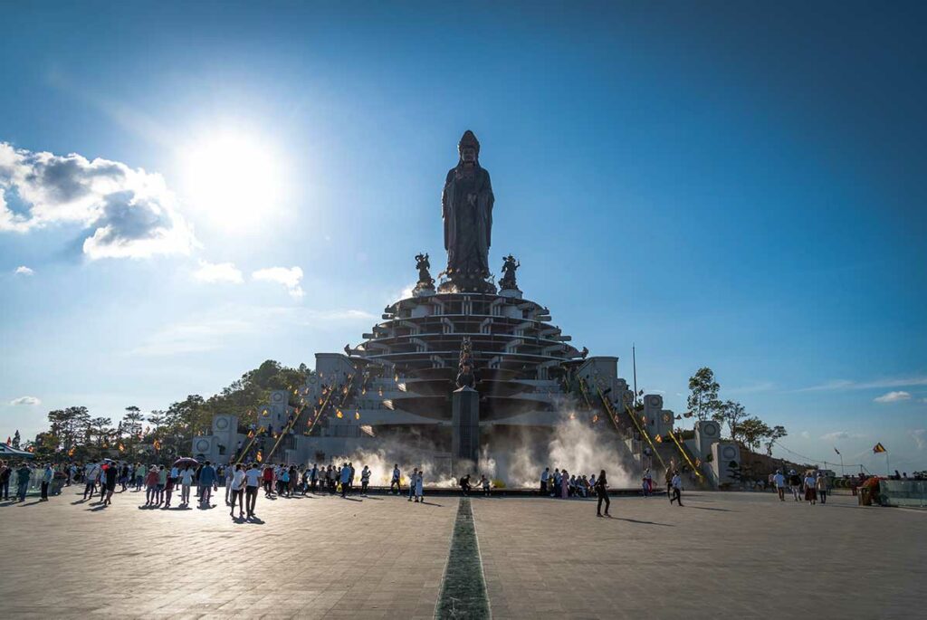Groot Bodhisattva-beeld op de top van Ba Den Mountain, een van de meest opvallende spirituele monumenten van Zuid-Vietnam