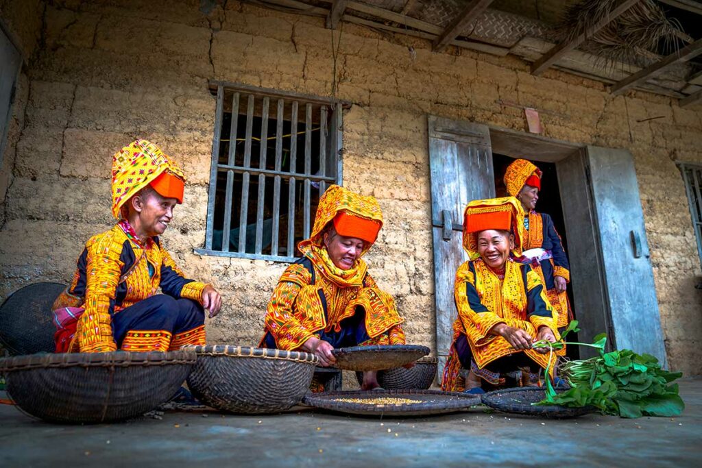 Etnische minderheden in Ai Quoc Commune in Lang Son, bezig met dagelijks werk voor traditionele lemen huizen