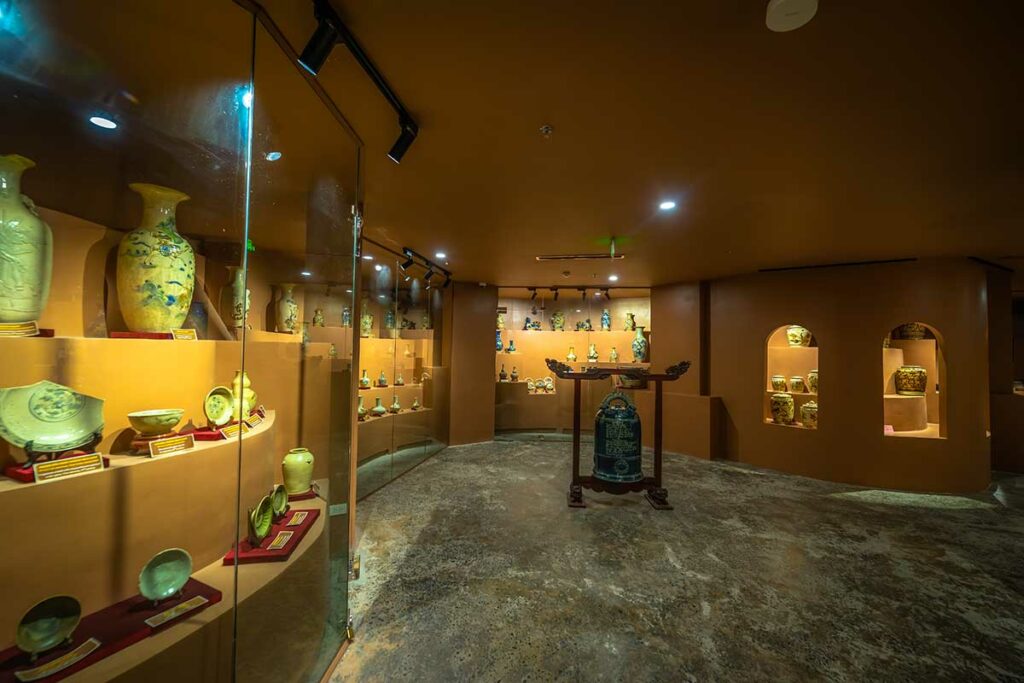 Tentoonstelling met traditioneel Bat Trang-aardewerk in het Bat Trang Pottery Museum