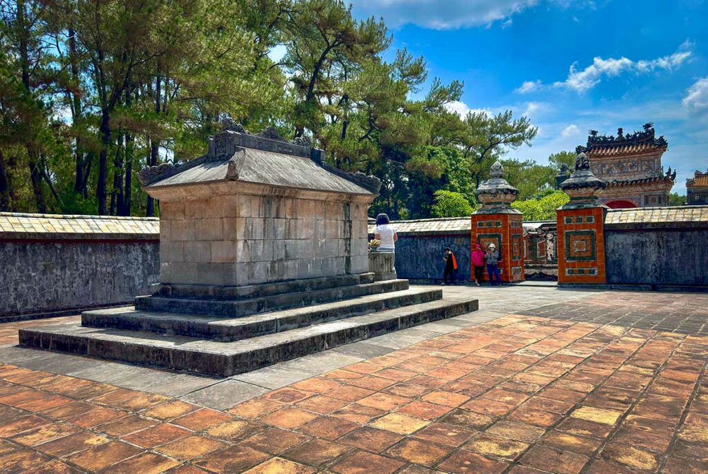 Grafzone Buu Thanh bij de tombe van keizer Tu Duc, waar het daadwerkelijke graf zich bevindt achter de ommuring, omgeven door pijnbomen en rust.