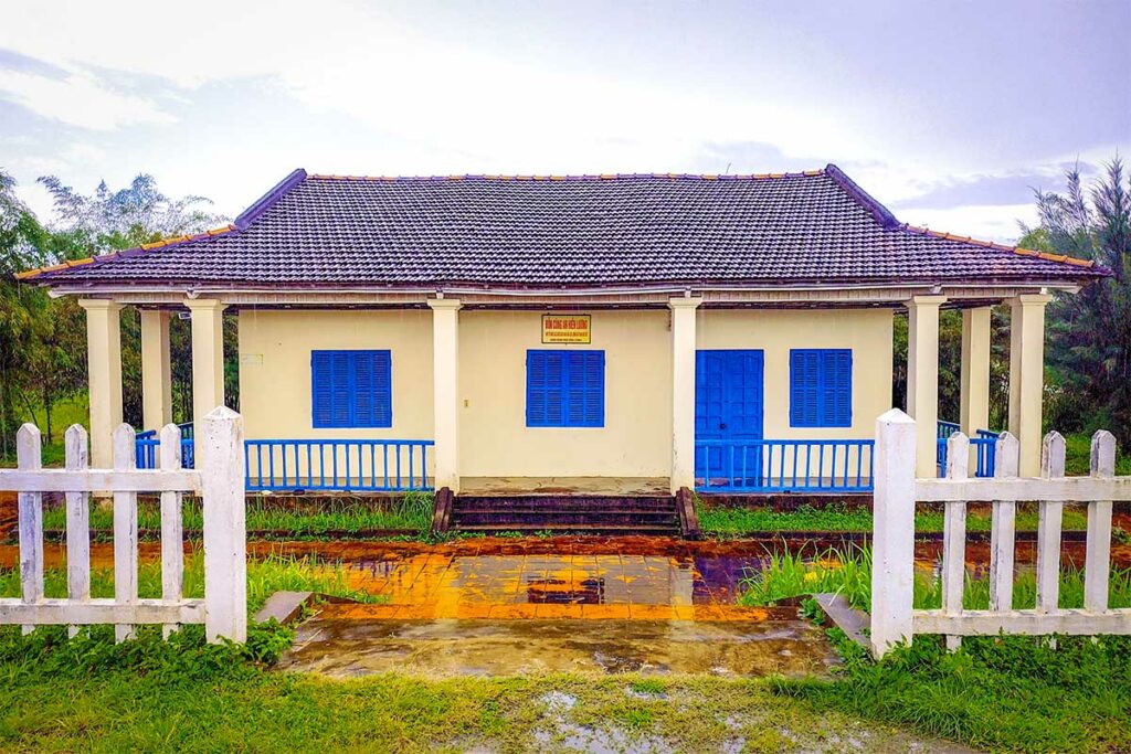 Voormalig grenswachtersgebouw bij de Hien Luong Bridge in de DMZ, waar tijdens de Vietnamoorlog toezicht werd gehouden op de grens.