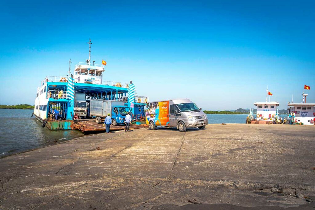 Veerboot bij Hai Phong met auto’s en minibusjes aan boord op de route naar Cat Ba Island