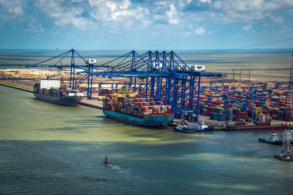 Containerhaven van Hai Phong met vrachtschepen en hijskranen, belangrijk economisch knooppunt in Noord-Vietnam