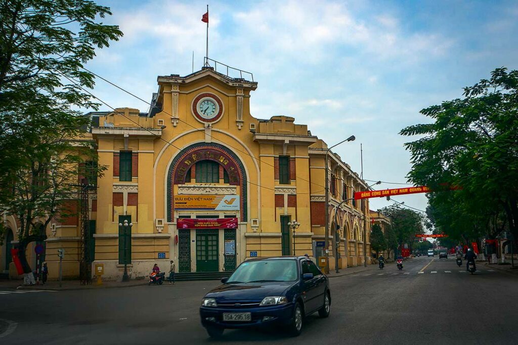 Frans koloniaal gebouw in Hai Phong met gele gevel en karakteristieke architectuur uit de koloniale periode