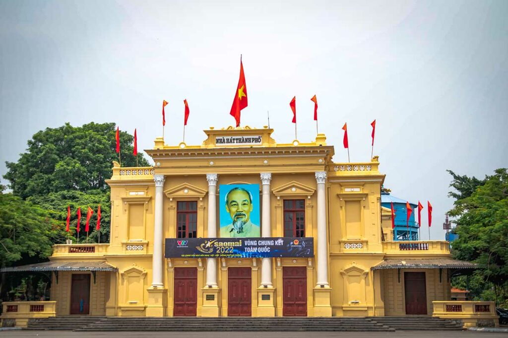 Hai Phong Opera House, iconisch Frans koloniaal theater met gele gevel en symmetrische architectuur