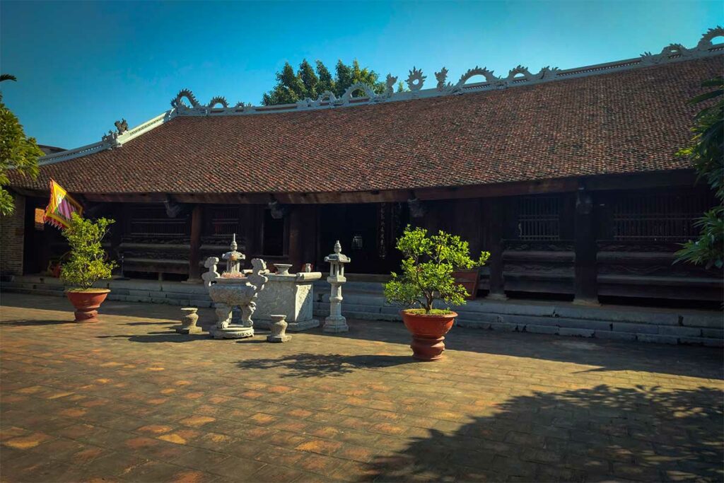 Hang Kenh Gemeenschapshuis in Hai Phong met traditioneel houten dak en ceremoniële binnenplaats