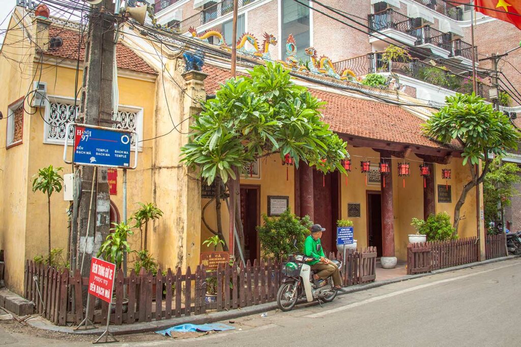 Buitenaanzicht van de Bach Ma-tempel in de Old Quarter van Hanoi, gelegen aan een smalle straat tussen woonhuizen