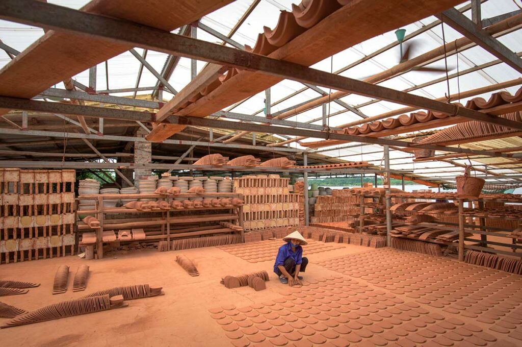 Productie van kleien dakpannen in Bat Trang, een traditioneel ambachtsdorp bij Hanoi