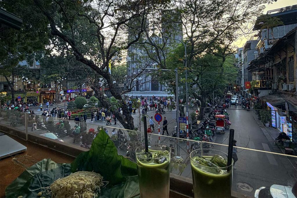 Uitzicht op het plein en St. Joseph’s Cathedral in Hanoi vanaf het balkon van Hanoi House Cocktail Bar & Cafe