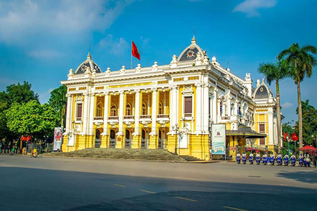 Voorkant van het Hanoi Opera House met neoklassieke gevel aan het plein in de Franse wijk