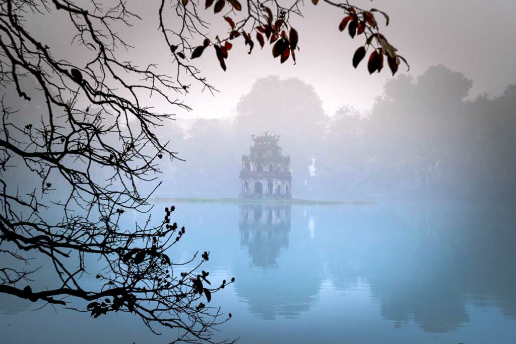 Mistige winterochtend bij Hoan Kiem Lake in Hanoi, met koele temperaturen en rustige sfeer