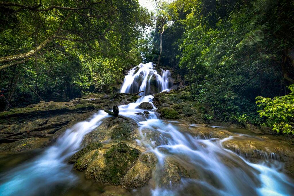 Khe Dau waterval in Huu Lien, Lang Son, omringd door dicht bos en rotsen in een rustige natuurlijke omgeving