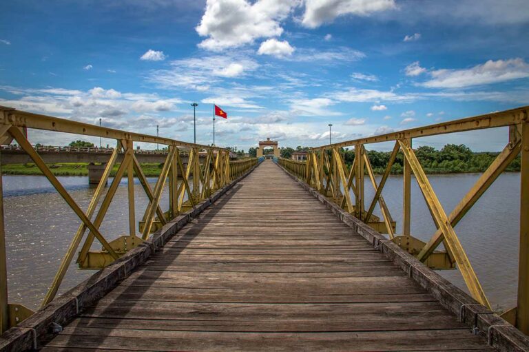 Voetgangersbrug van Hien Luong Bridge over de Ben Hai-rivier, ooit de officiële grens tussen Noord- en Zuid-Vietnam in de DMZ.