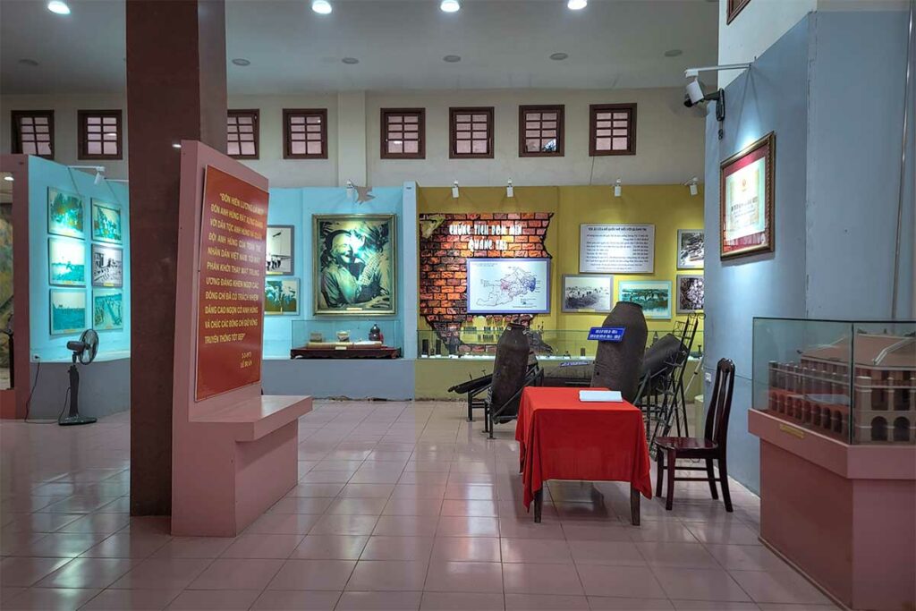 Binnenruimte van het Hien Luong Bridge Museum, met tentoonstellingen over de deling van Vietnam en de geschiedenis van de DMZ.