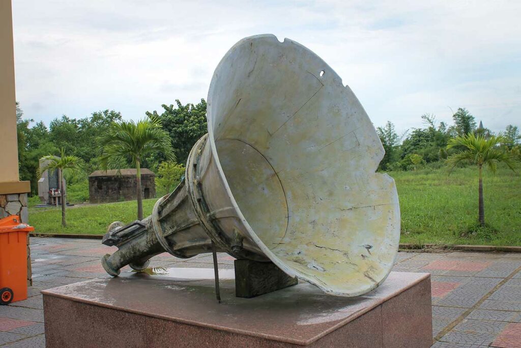 Originele propagandaluidspreker bij de Hien Luong Bridge, gebruikt om tijdens de Vietnamoorlog boodschappen over de DMZ te verspreiden.