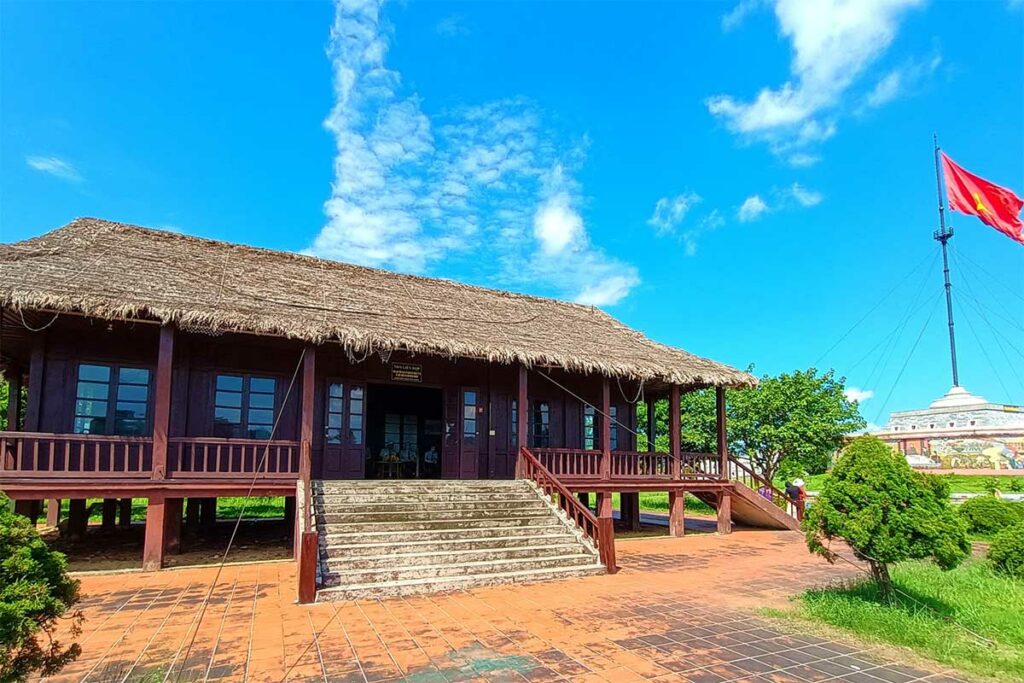 Het Union House bij de Hien Luong Bridge, een traditioneel houten gebouw dat symbool staat voor hereniging na de deling van Vietnam.