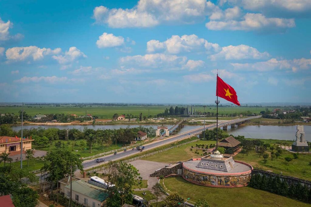 Vlaggentoren bij de Hien Luong Bridge in Quang Tri, met de Vietnamese vlag als symbool van de vroegere grens in de DMZ.
