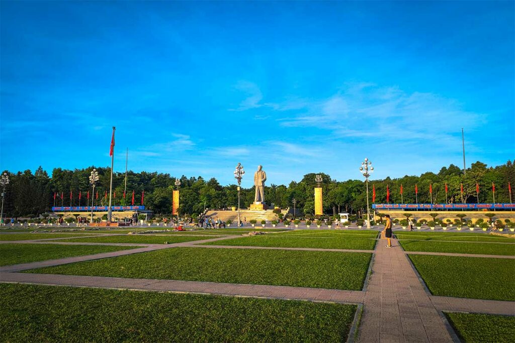 Ho Chi Minh-plein in Vinh met het standbeeld van Ho Chi Minh, een centrale ontmoetingsplek waar locals ’s avonds samenkomen.
