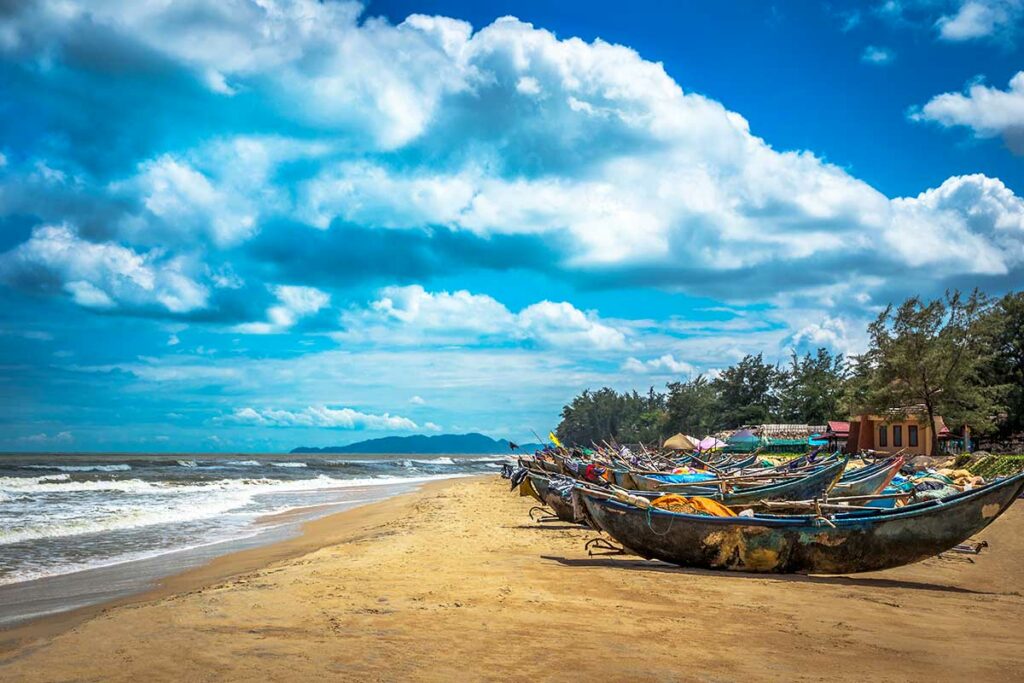 Vissersboten op het zand van Ho Coc Beach bij Vung Tau, met brede kustlijn en rustige zee