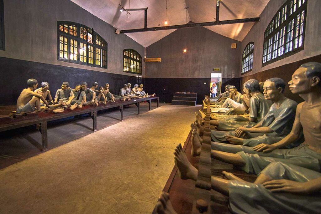 Gevangeniszaal in Hoa Lo Prison in Hanoi met beelden die het leven van gevangenen uitbeelden