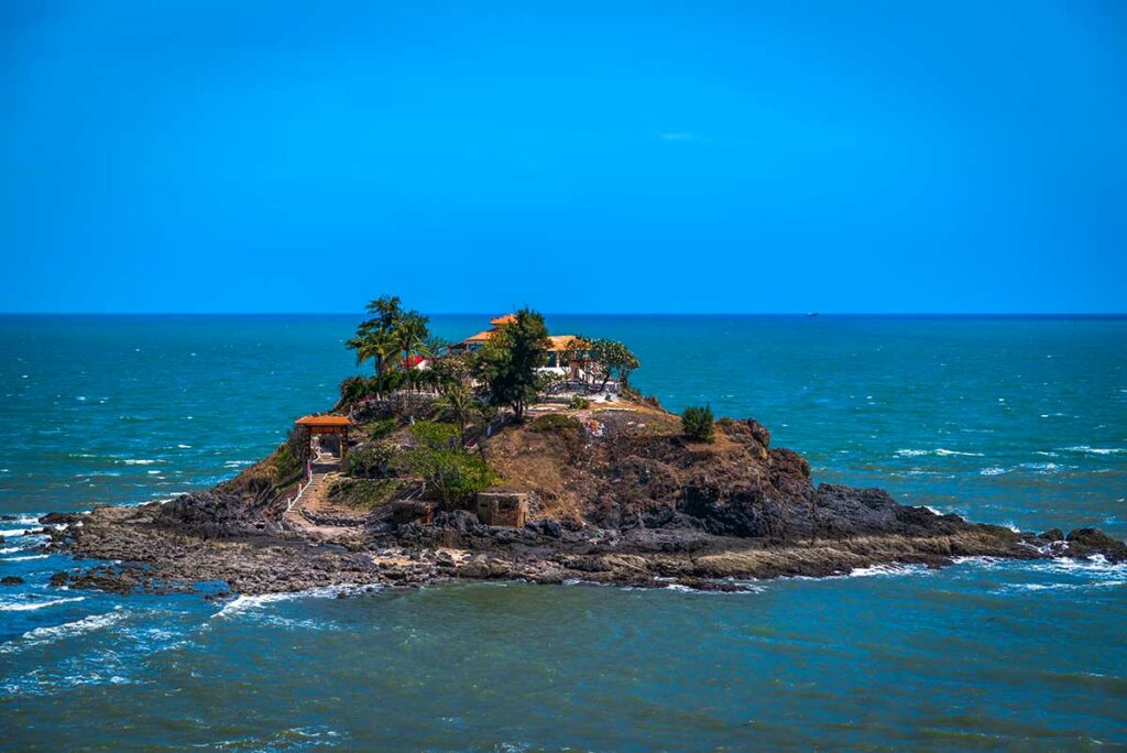 Hon Ba-eiland voor de kust van Vung Tau, met de tempel bovenop de rots en uitzicht over de Zuid-Chinese Zee
