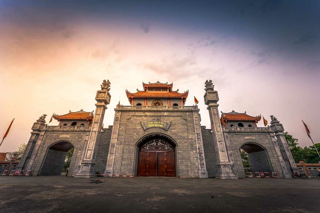 De Tam Quan-hoofdpoort van het Hung Kings Temple Complex in Phu Tho, toegang tot een van de belangrijkste historische heiligdommen van Vietnam.
