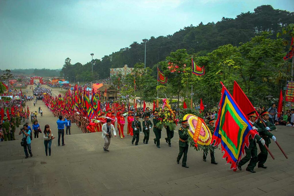 Processie tijdens het Hung Kings Festival in Phu Tho, met traditionele kleding en offers ter ere van de Hung-koningen.