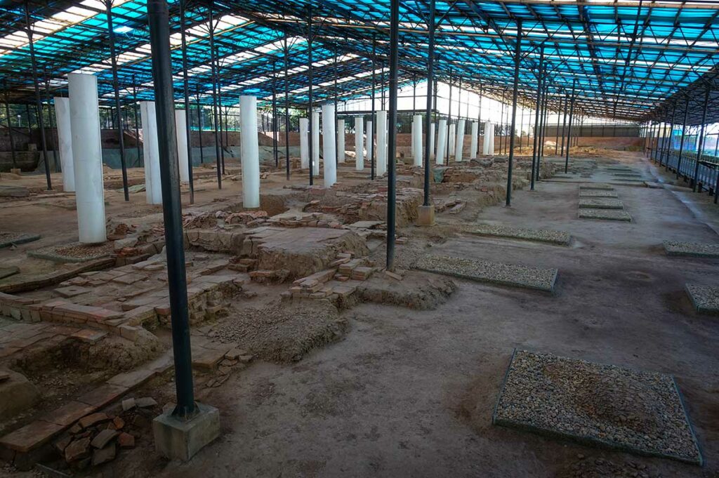 Archeologische opgravingen bij de Imperial Citadel of Thang Long in Hanoi, met blootgelegde fundamenten van oude paleizen onder een beschermende overkapping.
