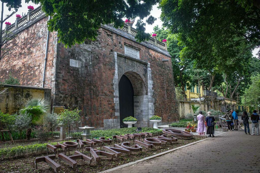 Bac Mon, de noordelijke poort van de Imperial Citadel of Thang Long, met bakstenen muur en toegangspoort onder oude bomen.