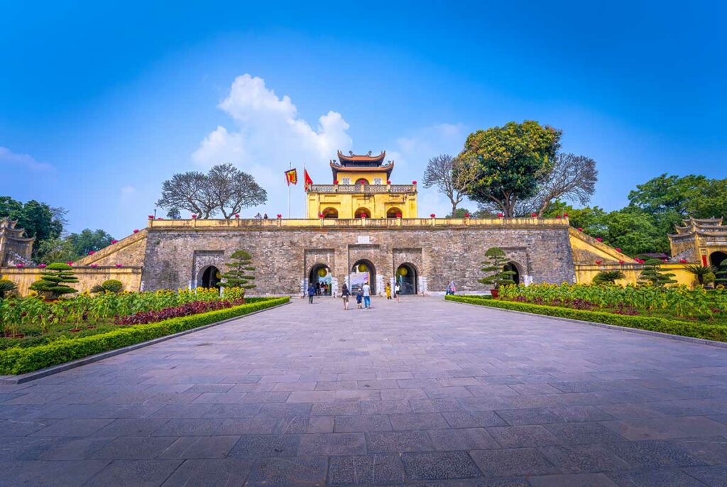Doan Mon, de zuidelijke hoofdpoort van de Imperial Citadel of Thang Long, gezien vanaf het centrale plein met bezoekers op de voorgrond.