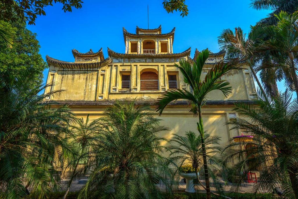 Hau Lau, het voormalige Prinsessenpaleis binnen de Imperial Citadel of Thang Long, met geel gepleisterde gevel en traditionele daklijnen.