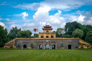 Frontaal zicht op Doan Mon, de monumentale toegangspoort van de Imperial Citadel of Thang Long, omringd door groen en historische stadsmuren.