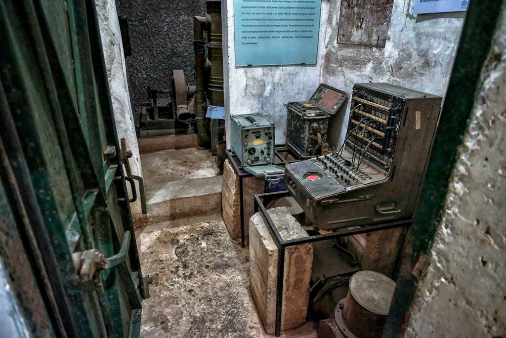 Communicatieapparatuur en radio’s in de ondergrondse D67-bunker van de Imperial Citadel of Thang Long in Hanoi.