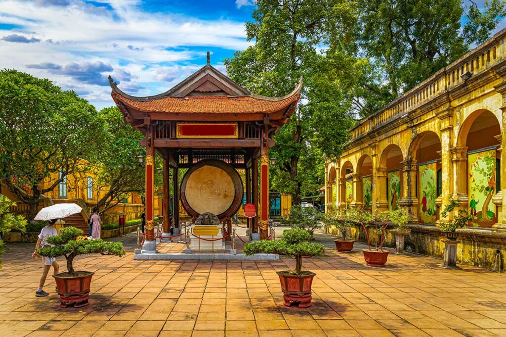 Traditionele trommel op een stenen schildpad binnen de Imperial Citadel of Thang Long, een symbool van wijsheid en lange levensduur in Vietnam.