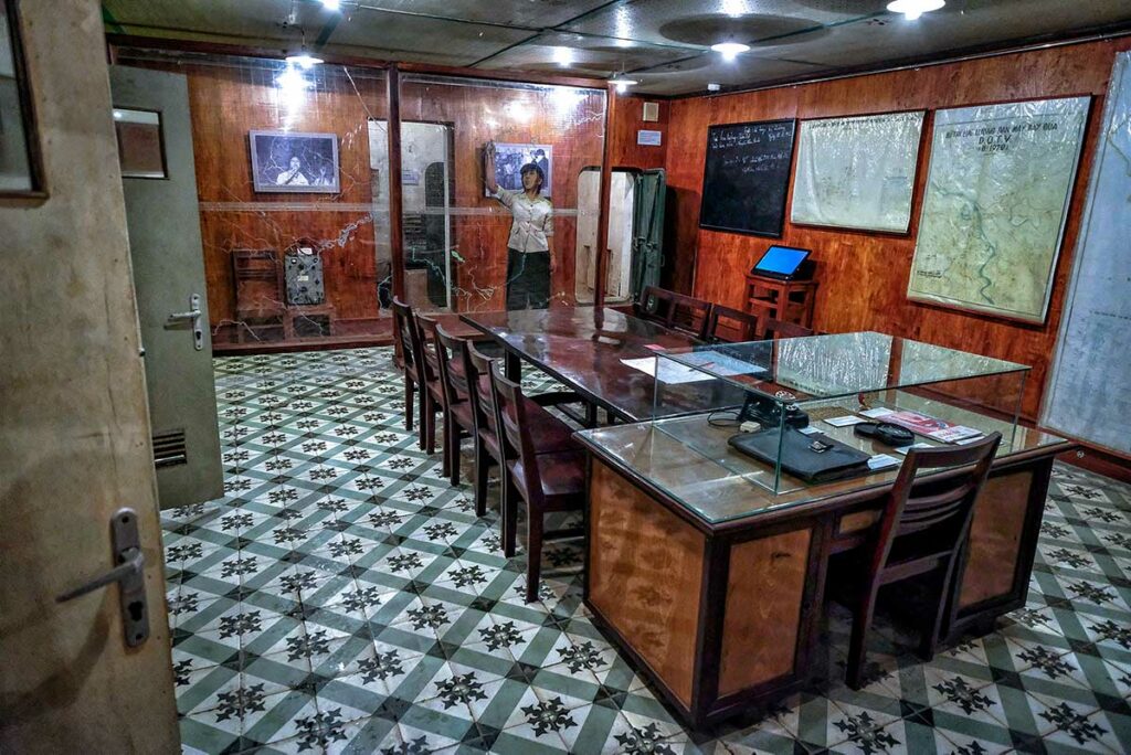 Vergaderruimte in het D67-huis van de Imperial Citadel of Thang Long, gebruikt als militair hoofdkwartier tijdens de Vietnamoorlog.