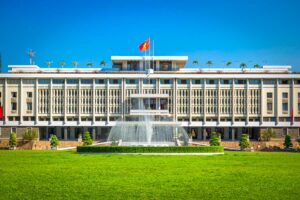 Vooraanzicht van het Reunification Palace (Independence Palace) in Ho Chi Minh City met nationale vlag